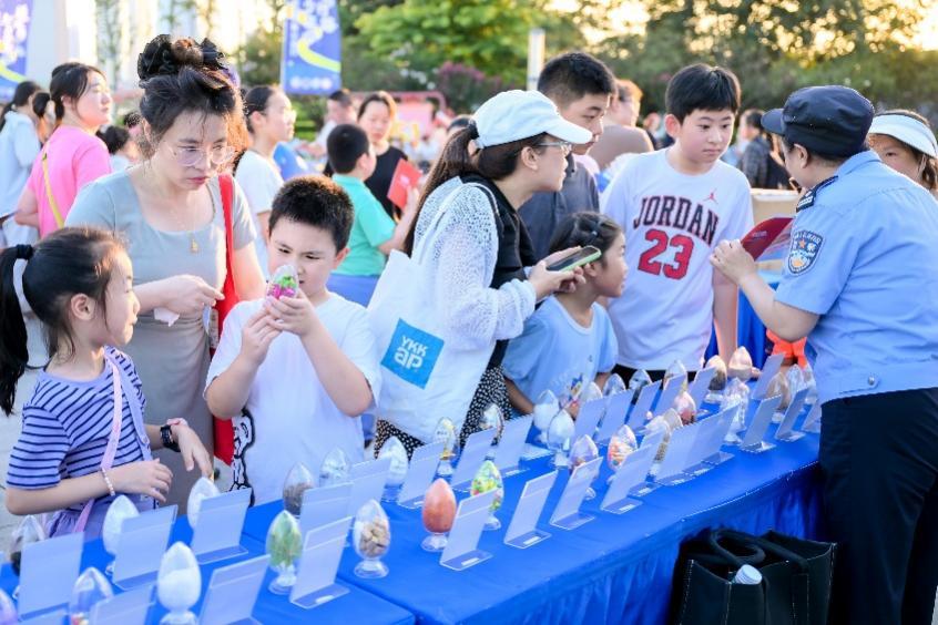 民警给小朋友讲解禁毒知识