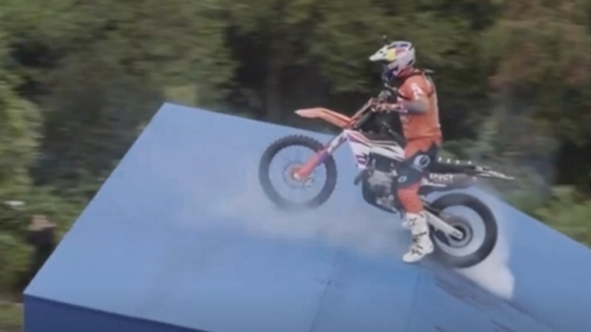 惊险！德国越野摩托车手表演后空翻特技，差一点点翻车