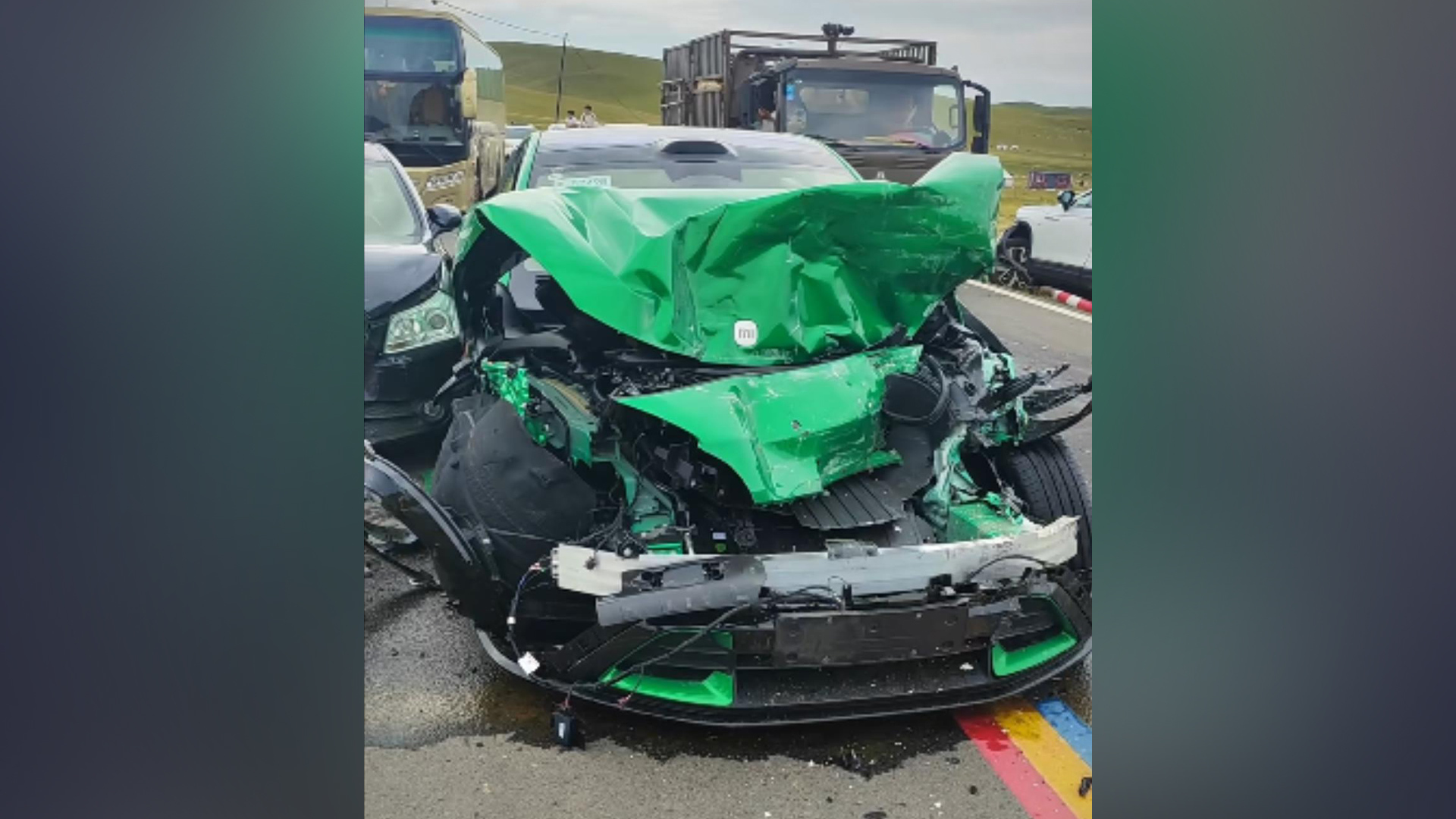 “我刚提的新车啊！” 水泥罐车失控连撞多车，一辆小米YU7被撞报废