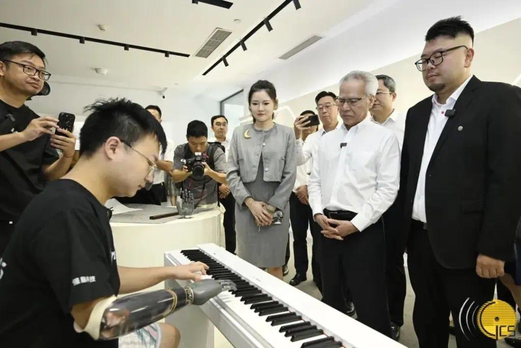 岑浩辉考察“杭州六小龙”之一的强脑科技。