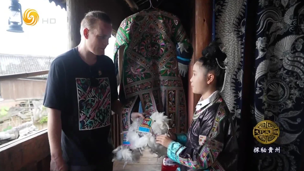 “百鸟衣”是由苗绣刺绣而成，被誉为“穿在身上的苗族史诗”