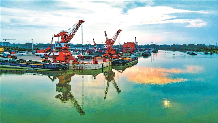 周口港是沙颍河“黄金水道”上的重要内河港口。记者 聂冬晗 摄