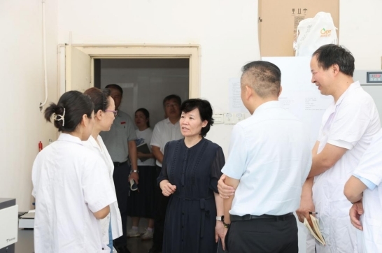 校長朱衛(wèi)豐帶隊檢查實驗室安全工作