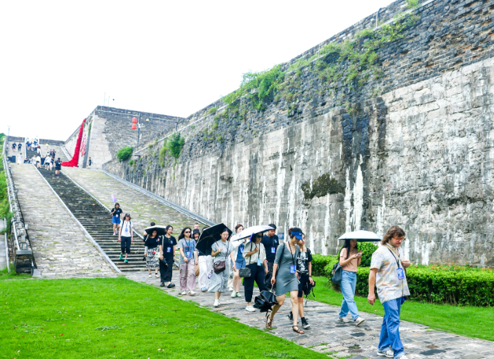 选手们实地走访,登上明城墙。