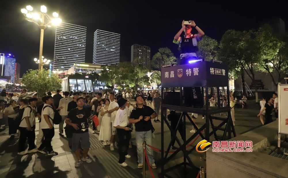 南昌特警变身“摄影师”火出圈（图）