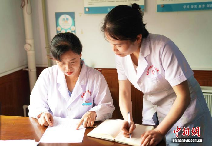 县级专家为成员单位医技人员开展手把手的培训　刘建军　摄