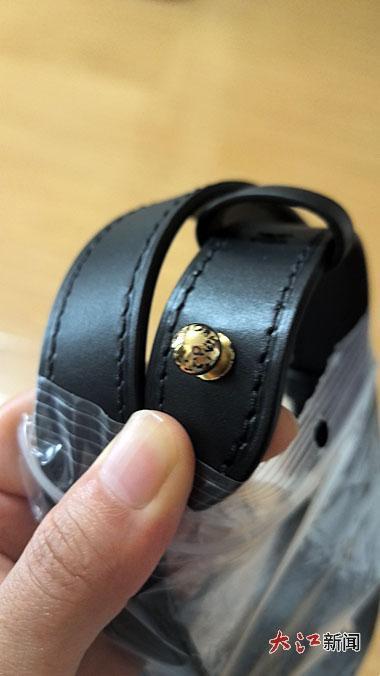 邹女士出示的LV包金属件有生锈情况。