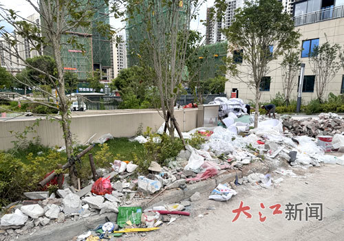 小區(qū)內(nèi)垃圾成堆無人清理。