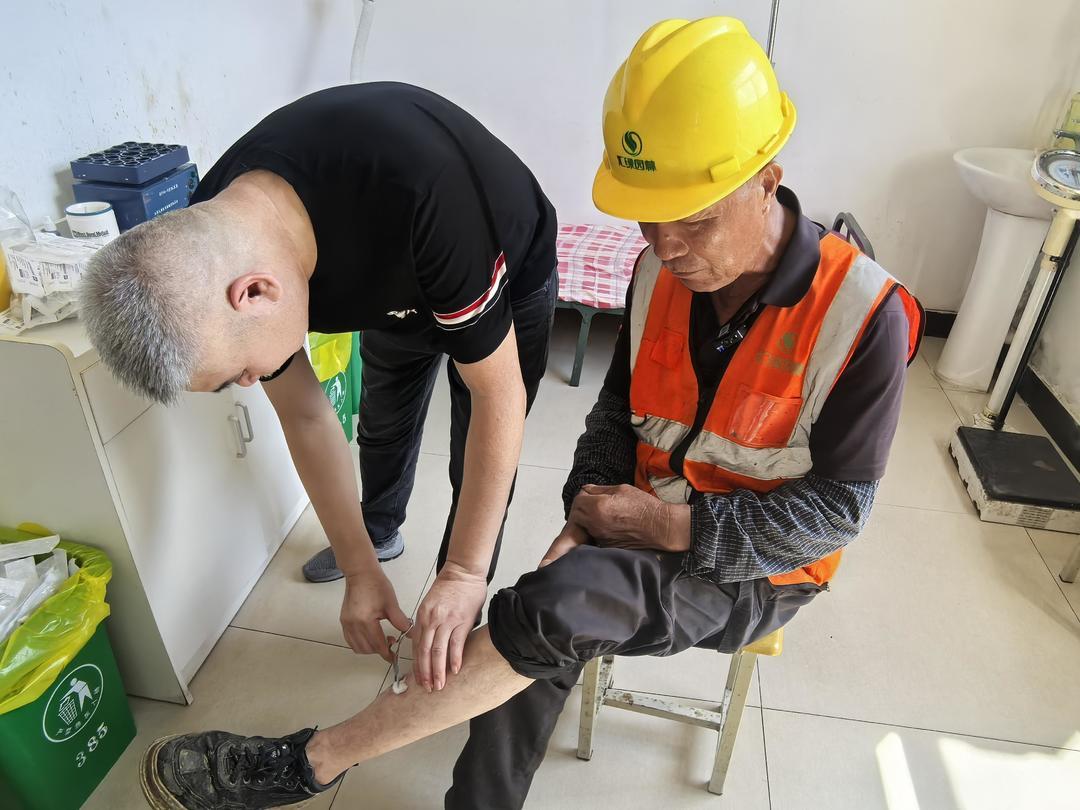 傅永军为村民胡根成清理伤口