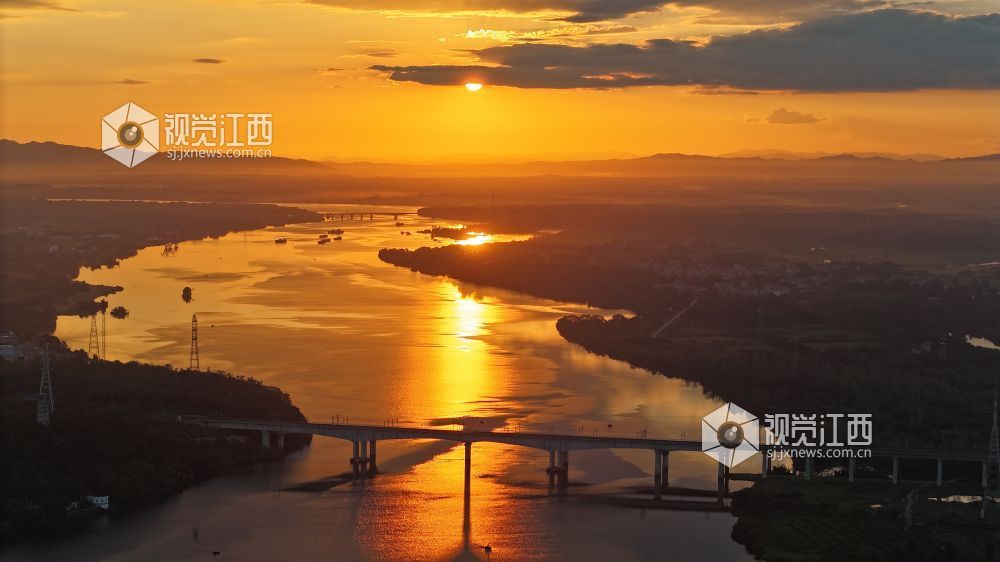 8月17日清晨，江西省吉安市泰和县城的赣江河畔，一轮红日冉冉升起，朝霞漫天，万丈光芒下的蓝天白云、大地、河流交相辉映，绚烂壮美。