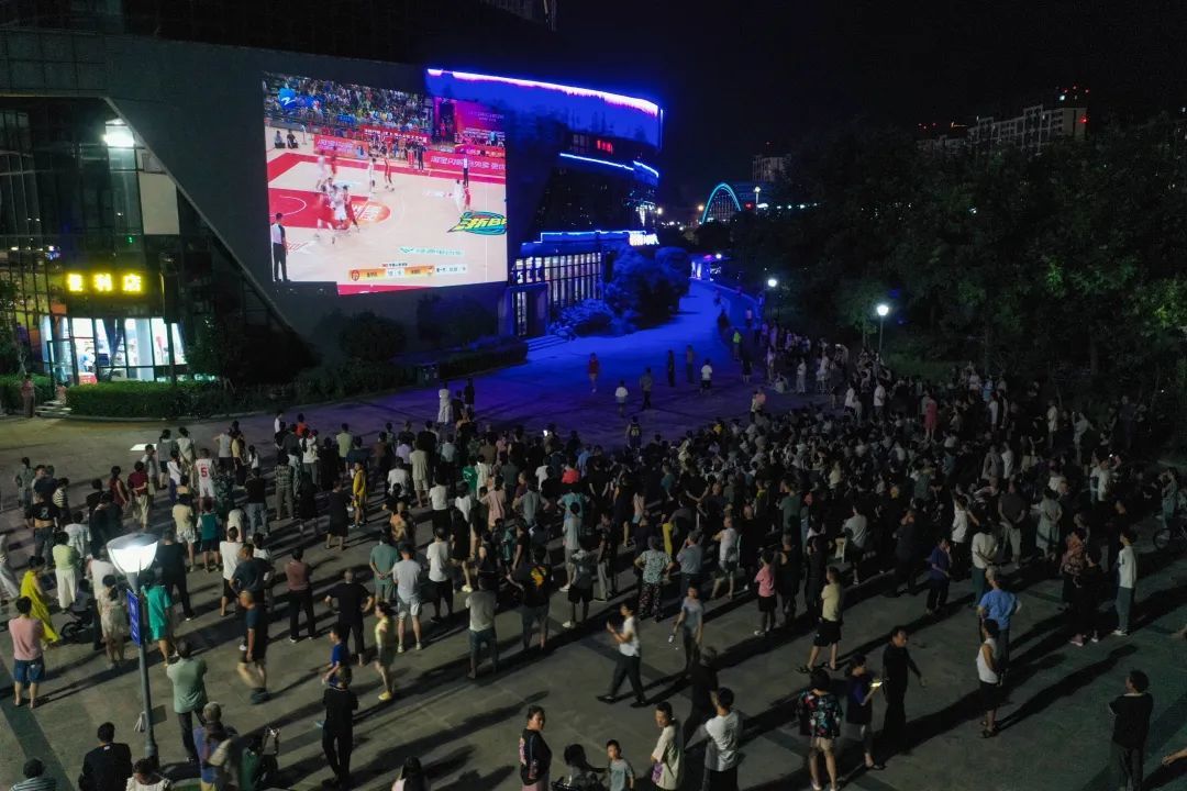 30余个直播观赛点市民热情高涨！“浙BA”点燃余姚城市“夜经济”