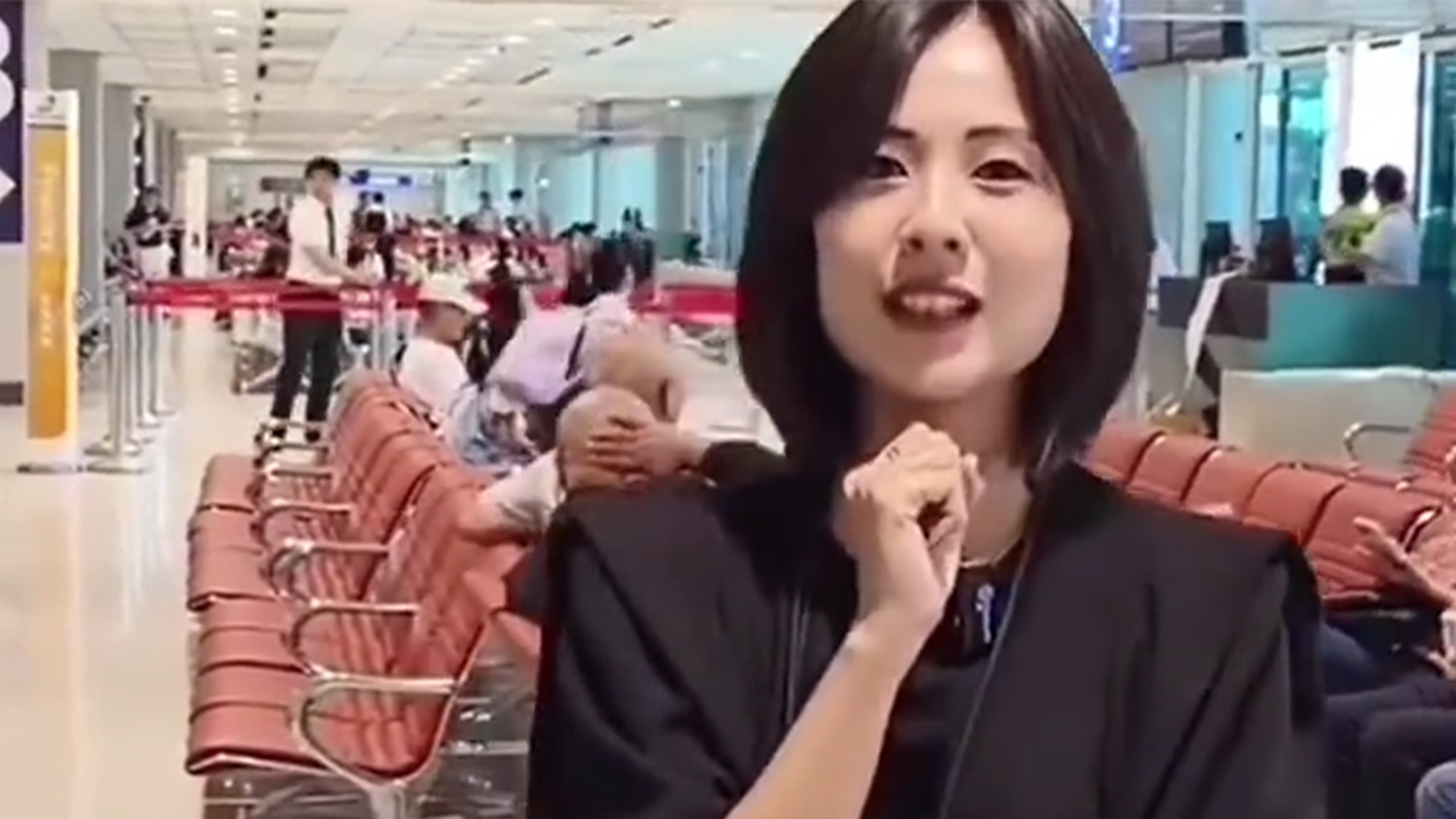 “中天小姐姐”何橞瑢出发去北京报道九三阅兵，20号还将前往阅兵村进行采访