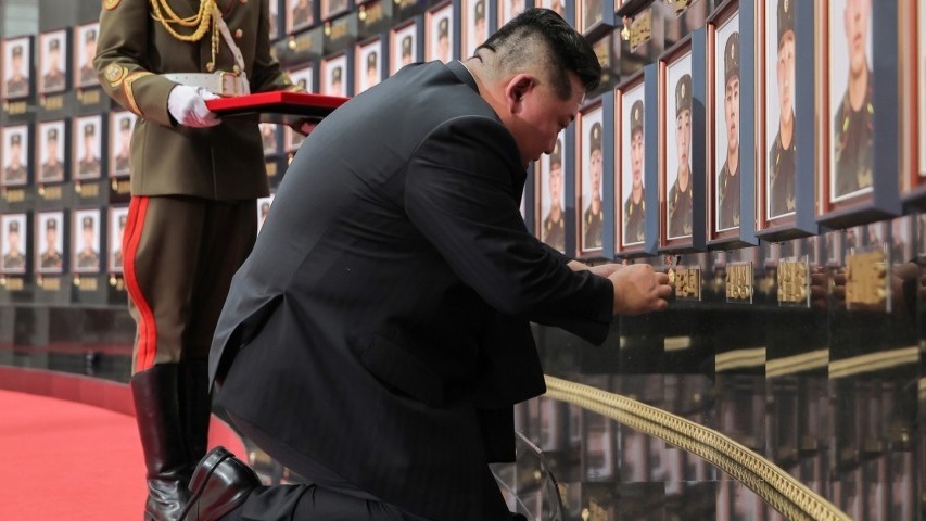 金正恩给海外作战阵亡人员遗像挂上勋章，现场哭声一片