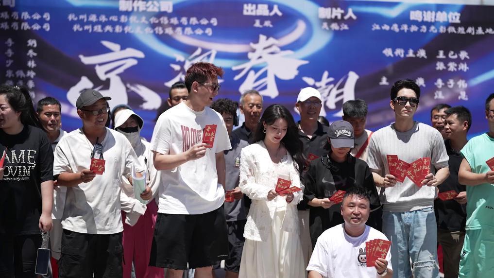 7月29日，一部微短劇在江西鷹潭市余江區(qū)短劇基地開(kāi)拍。新華社記者 余剛 攝