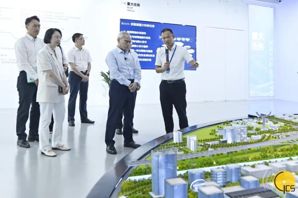 岑浩辉在南京考察紫金山实验室。