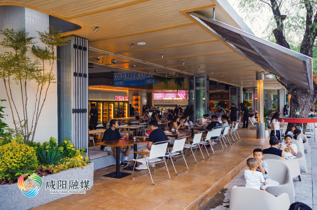 渭滨公园Park.w咖啡店一角。咸阳融媒全媒体记者 第五雪 摄