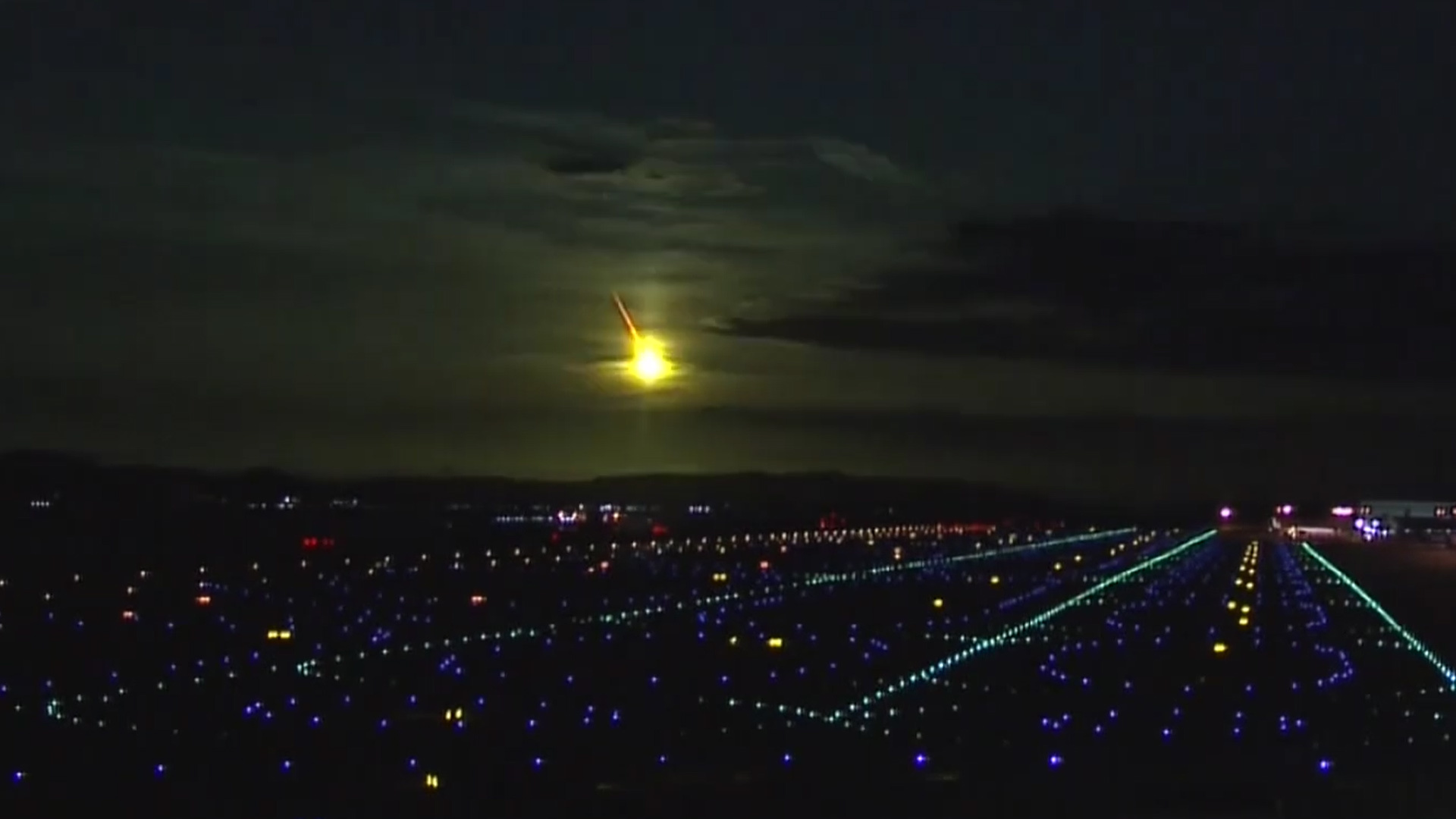 日本上空出现神秘“大火球”，瞬间照亮夜空，伴随爆炸声
