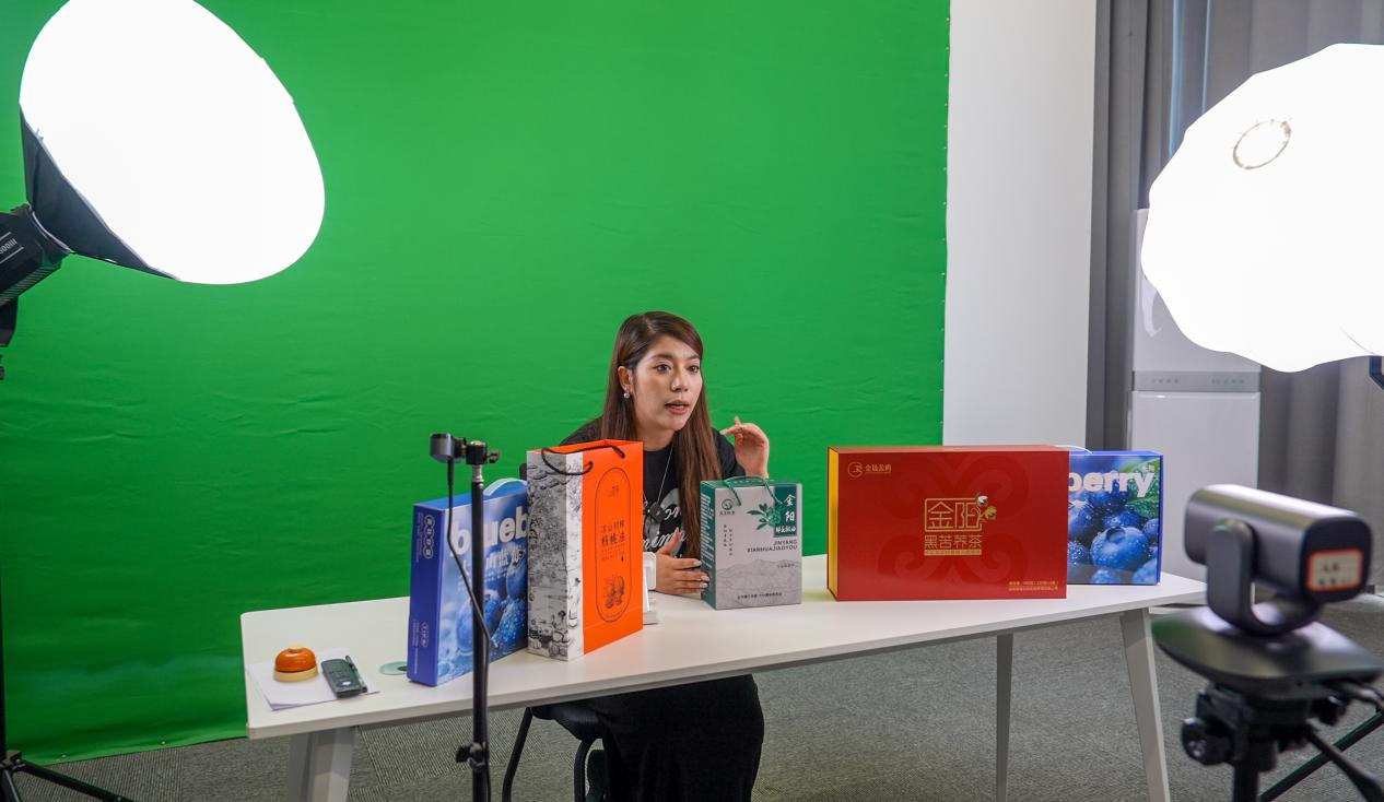 彝族主播黑日阿佳莫正在直播