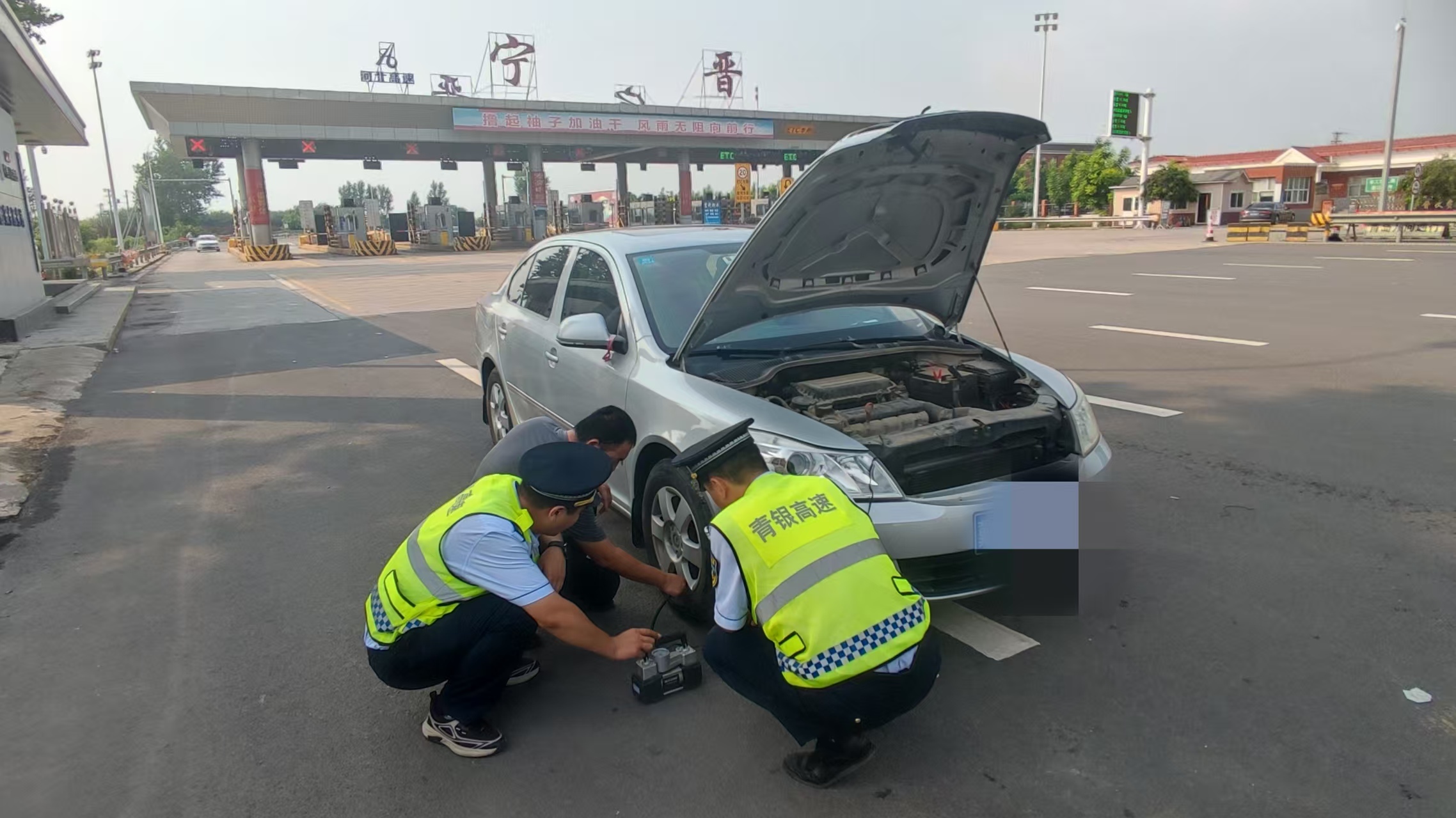 河北高速集团青银分公司宁晋收费站：以专业服务为司乘排忧解难