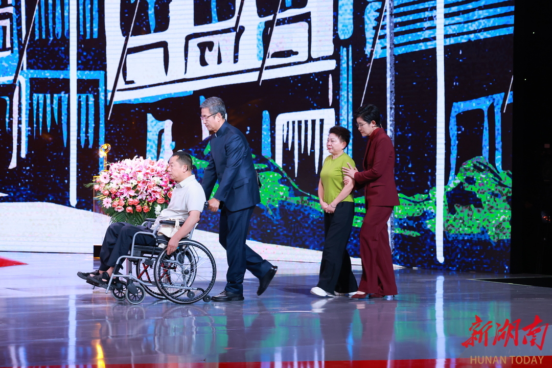 老父亲上台受奖，接过儿子未竟的使命