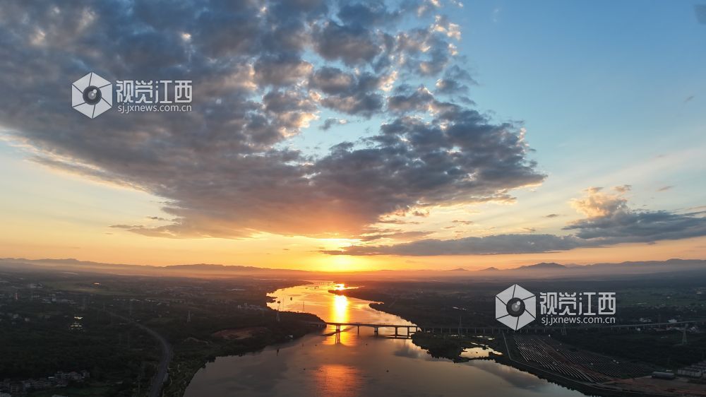 8月17日清晨，江西省吉安市泰和县城的赣江河畔，一轮红日冉冉升起，朝霞漫天，万丈光芒下的蓝天白云、大地、河流交相辉映，绚烂壮美。