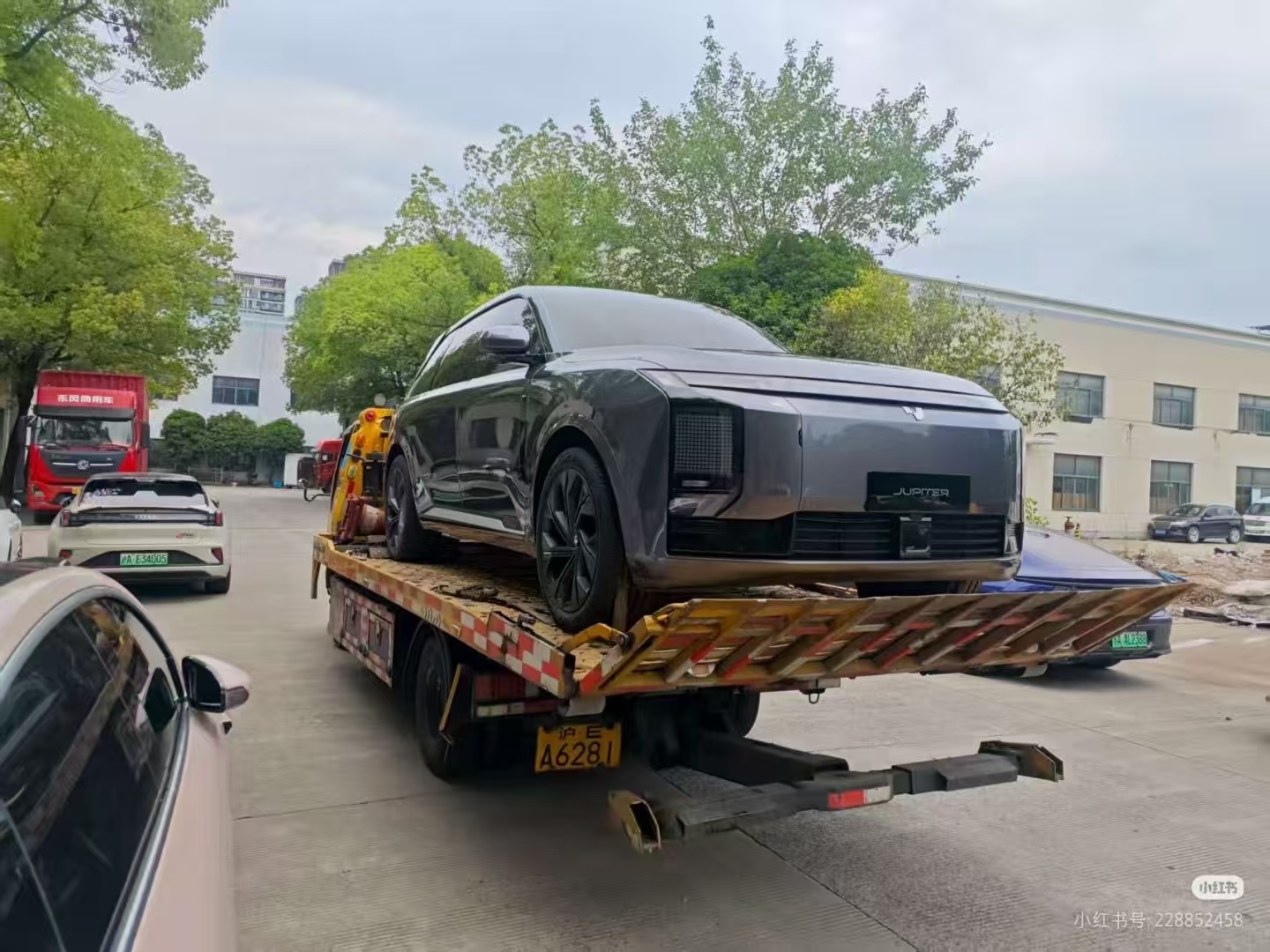 极越09中大型SUV实车曝光：配像素大灯 网友表示像理想