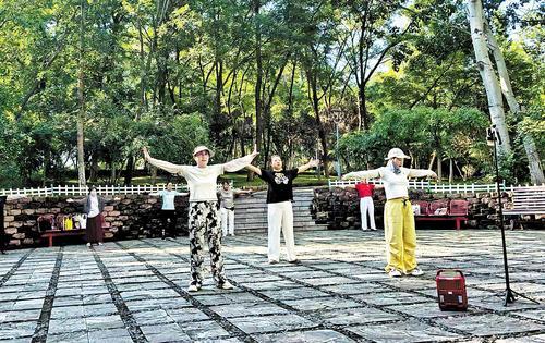 8月7日早晨,市民在秦皇岛森林体育公园锻炼身体。 本报记者 张 辉摄
