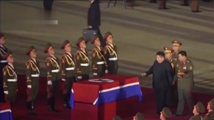 朝媒公开画面：金正恩亲迎在俄作战朝军遗骸归国
