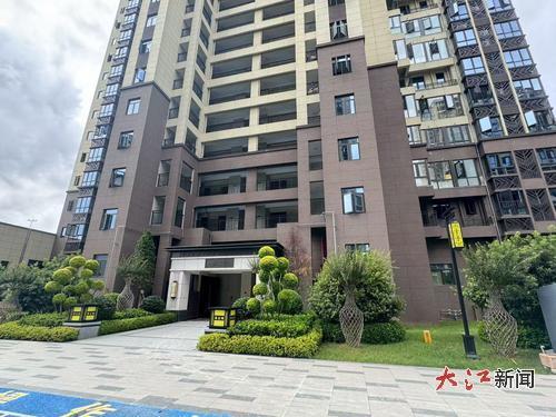 该小区4区5号楼下方未建设地下室,导致该栋楼业主驾车进出时,电梯与地下车库之间无法直达,给出行带来不便。