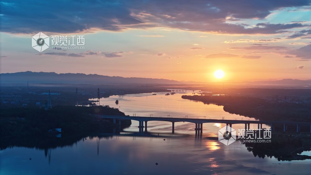 8月17日清晨，江西省吉安市泰和县城的赣江河畔，一轮红日冉冉升起，朝霞漫天，万丈光芒下的蓝天白云、大地、河流交相辉映，绚烂壮美。