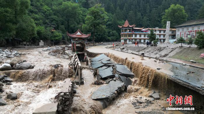 8月9日，在甘肃省兰州市榆中县兴隆山景区，始建于清乾隆二十八年（1763年）的兴隆山卧桥被洪水冲断，只剩古建筑残垣断壁。8月7日以来，兰州市榆中县等地遭遇连续强降雨引发山洪灾害，造成重大人员伤亡，当地多个乡镇受灾，道路、供电、通信等设施受损严重。九美旦增　摄