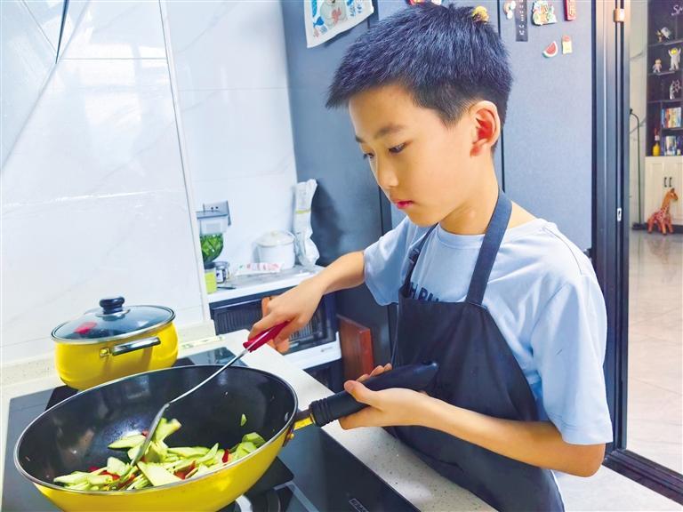 高华翊正在炒菜