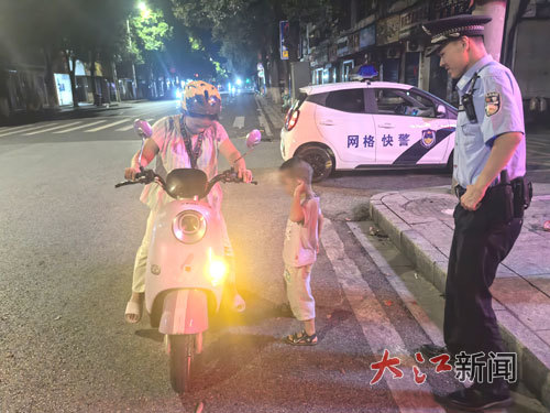 接到“网格快警”电话后，阙火连火速赶来与孩子会合。