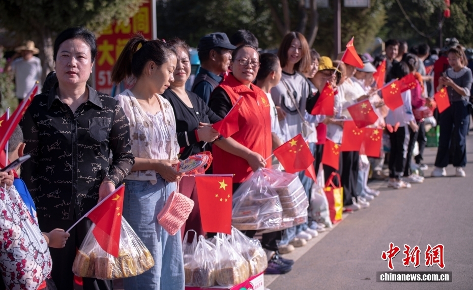 送别现场　张学江　摄