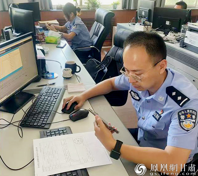 西固网安大队民警实时关注网络信息，捕捉辖区舆情。兰州市公安局西固分局网安大队供图