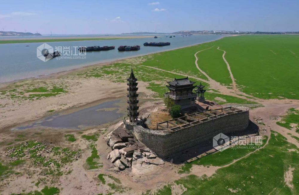 8月21日,镜头下的江西鄱阳湖水域的“千年石岛”落星墩。