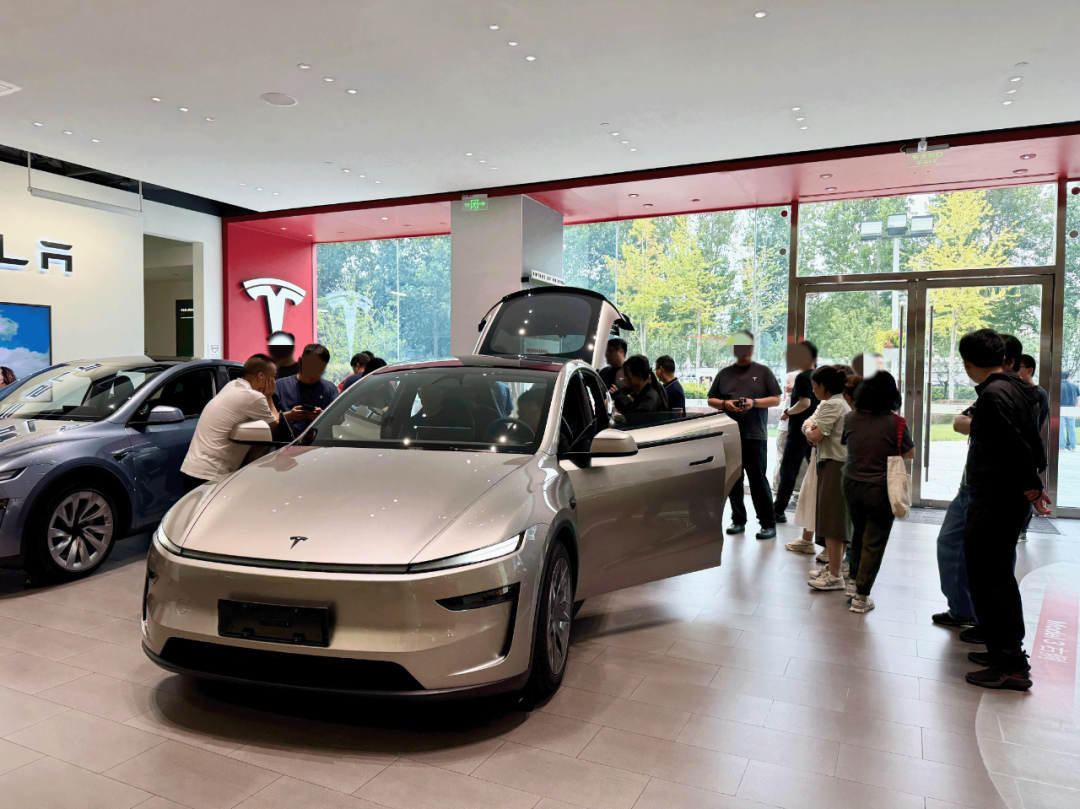 Model Y L突袭上市,被国产对手打急了?