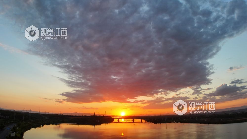 8月17日清晨，江西省吉安市泰和县城的赣江河畔，一轮红日冉冉升起，朝霞漫天，万丈光芒下的蓝天白云、大地、河流交相辉映，绚烂壮美。