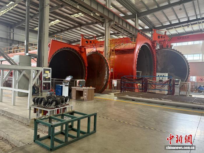 圖為江西九由航空裝備有限公司復(fù)合材料成型車間。　盧夢(mèng)夢(mèng) 攝