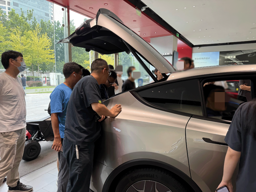 Model Y L突袭上市,被国产对手打急了?