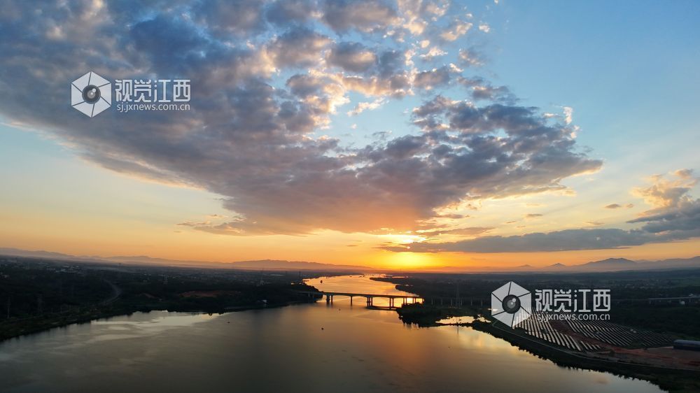 8月17日清晨，江西省吉安市泰和县城的赣江河畔，一轮红日冉冉升起，朝霞漫天，万丈光芒下的蓝天白云、大地、河流交相辉映，绚烂壮美。