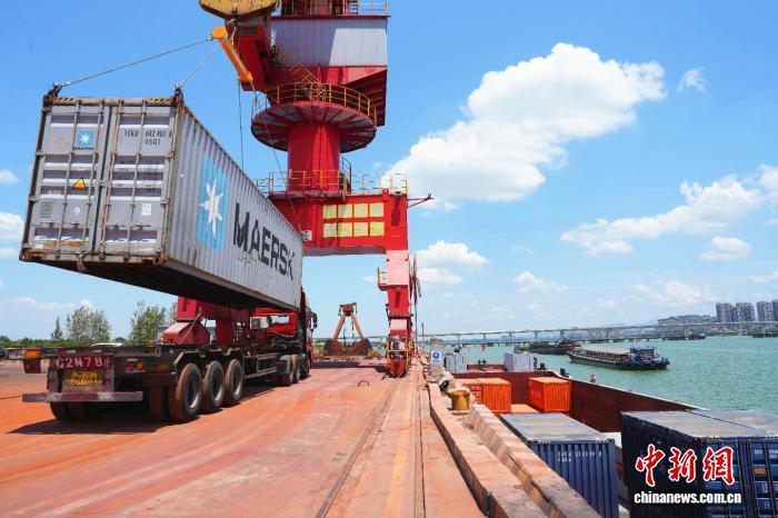 8月18日，在吉安港新干港区河西综合码头，龙门起重机“挥舞”着钢铁“臂膀”，将大集装箱精准吊装至货轮。吉安市交通运输局 供图
