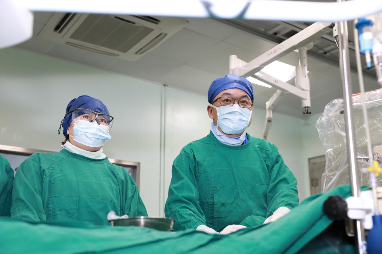 沈群山主任（右）为元元实施手术