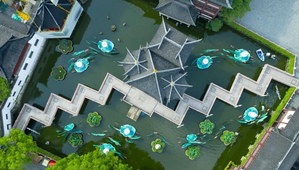 Sisley希思黎全能乳液“盛世莲开”限量版与豫园九曲桥相映成辉