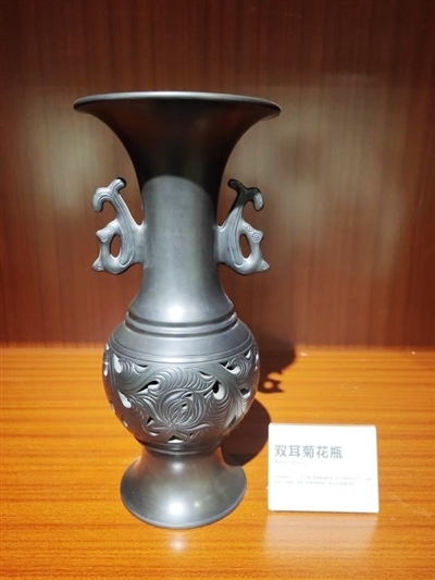 双耳瓶瓶式之一。