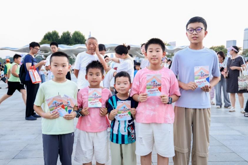 小朋友手执普法知识手册