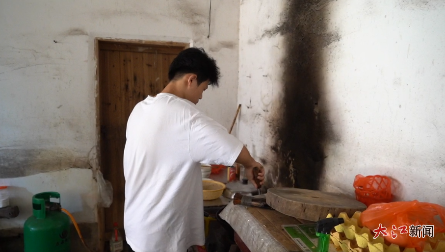 劉宏基正在做飯