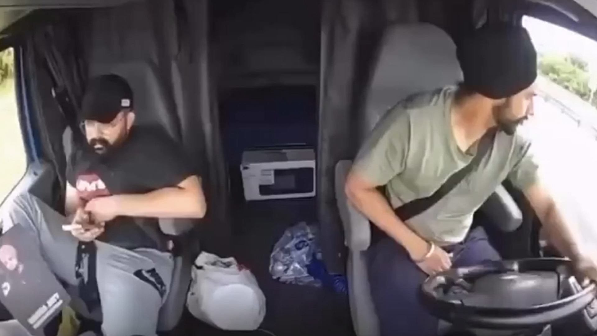 美国非法移民驾驶半挂卡车，违规掉头造成与小型货车相撞，造成三人死亡