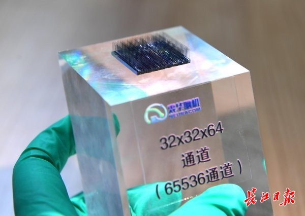 衷华脑机研制的65536通道双向植入式脑机接口系统微针阵列。长江日报记者高勇 摄