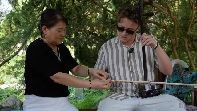 挪威人闯荡北京公园，跟民间艺人学二胡，乐声太美妙好友频繁笑场